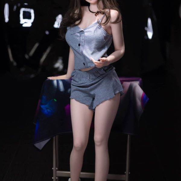 Yebin, a contestant from a South Korean girl group. She is retro and attractive, curvy figure, and she is gentle and emotional.