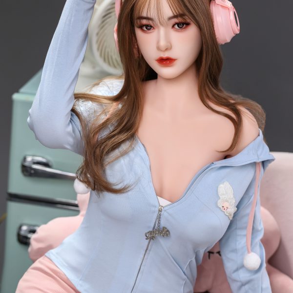 Felida is a college student from Norway. She is gentle and sweet, well-behaved and sensible, and enjoys working out at home while listening to music.