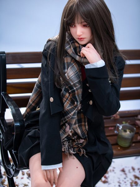 Noah is a college student from the Czech Republic. She has a stunning figure, is kind and considerate, and loves to exercise in the snow.