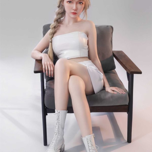 Aris is from Canada. She has a slender figure, is gentle and considerate, and is sweet and adorable. She likes to wear elegant white outfits.