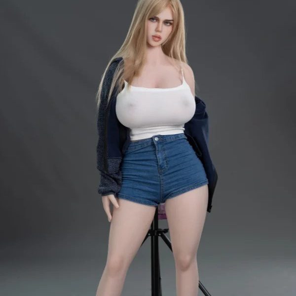 Priscilla is a plus-size model from the UK. She has a curvy figure, is gentle and kind, and loves posing in all kinds of daring and creative ways.